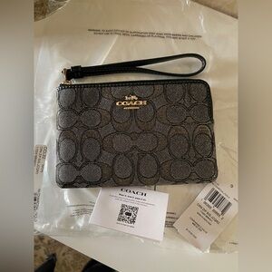 NWT Coach Corner Zip Wristlet Wallet in Signature Jacquard